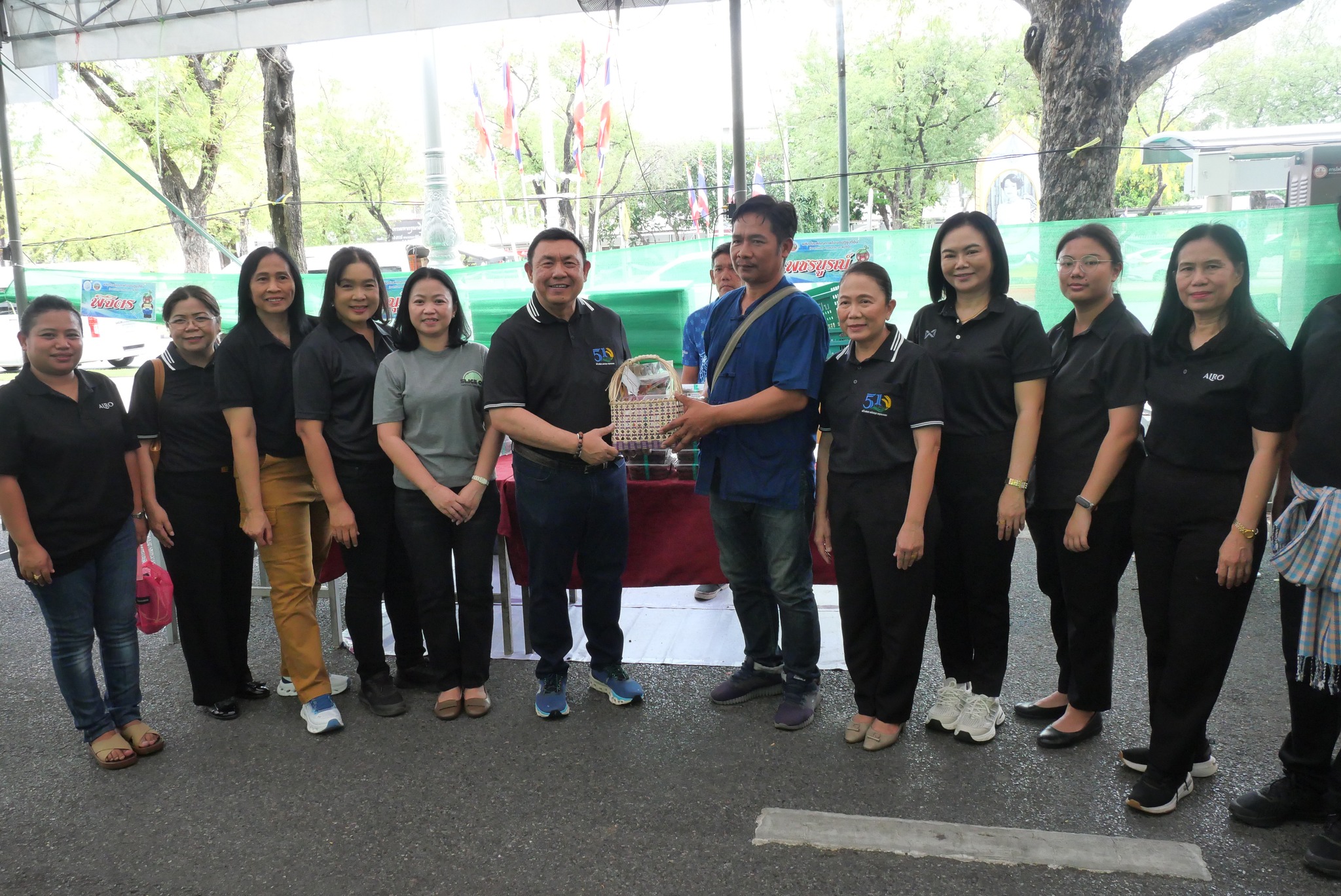 title - เลขาธิการ ส.ป.ก. เยี่ยมทักทายเกษตรกรและซื้อสินค้าในบรรยากาศวันสุดท้ายของการออกร้านขายสินค้า จากเขตปฏิรูปที่ดิน ส่งท้ายงานครบรอบ 51 ปี ส.ป.ก.